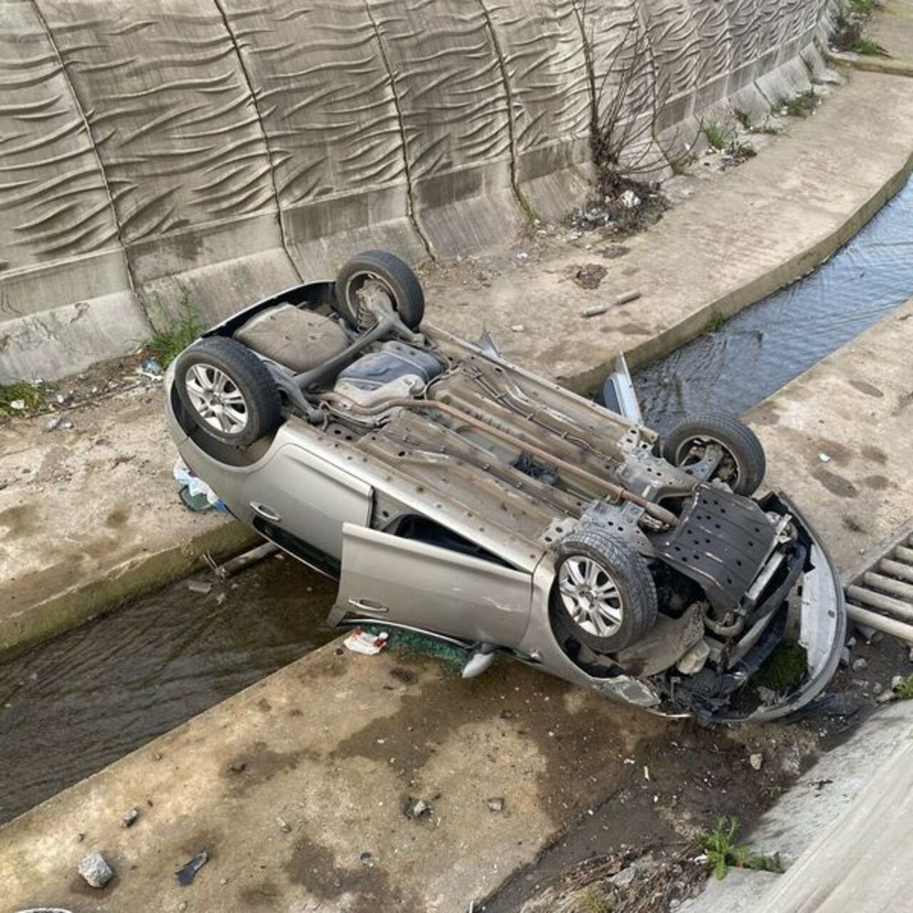 Pendik'te araç dereye uçtu: 5 yaralı