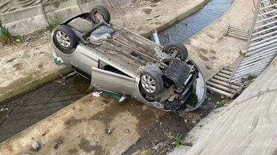 Pendik'te araç dereye uçtu: 5 yaralı