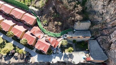 Artvin'de heyelan: Otelin bazı bölümleri yıkıldı