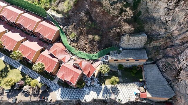 Artvin'de heyelan: Otelin bazı bölümleri yıkıldı