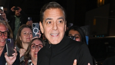 Hayranları etrafını sardı