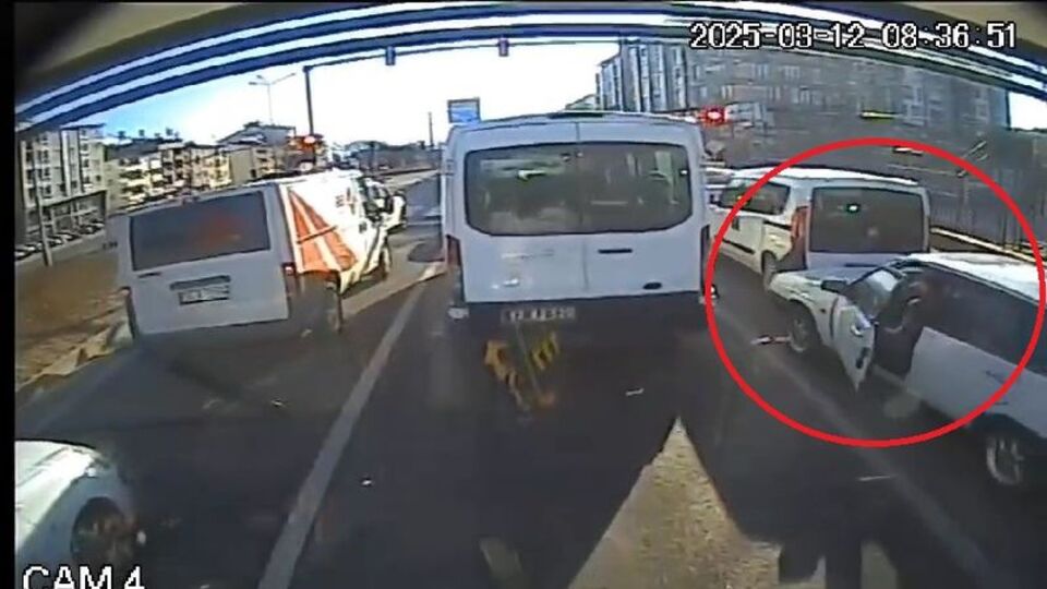 Kaza sırasında otomobilinden indi