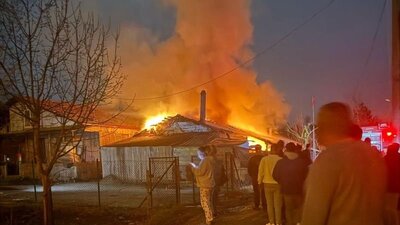 Komşularını öldüren zanlıların evinde kundaklama şüphesi