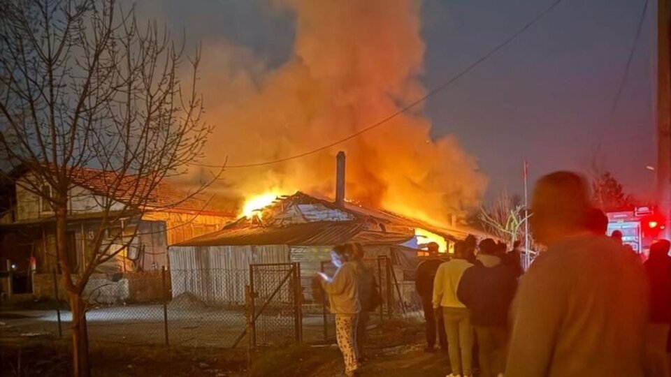Komşularını öldüren zanlıların evinde kundaklama şüphesi