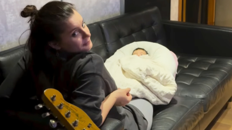 Stüdyoya bebeğiyle girdi