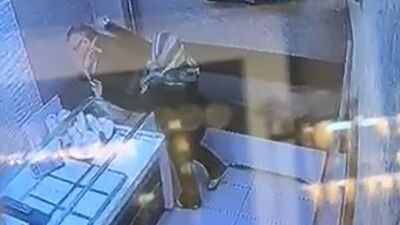 Yaşlı kadının taşla kuyumcuyu soyma girişimi!