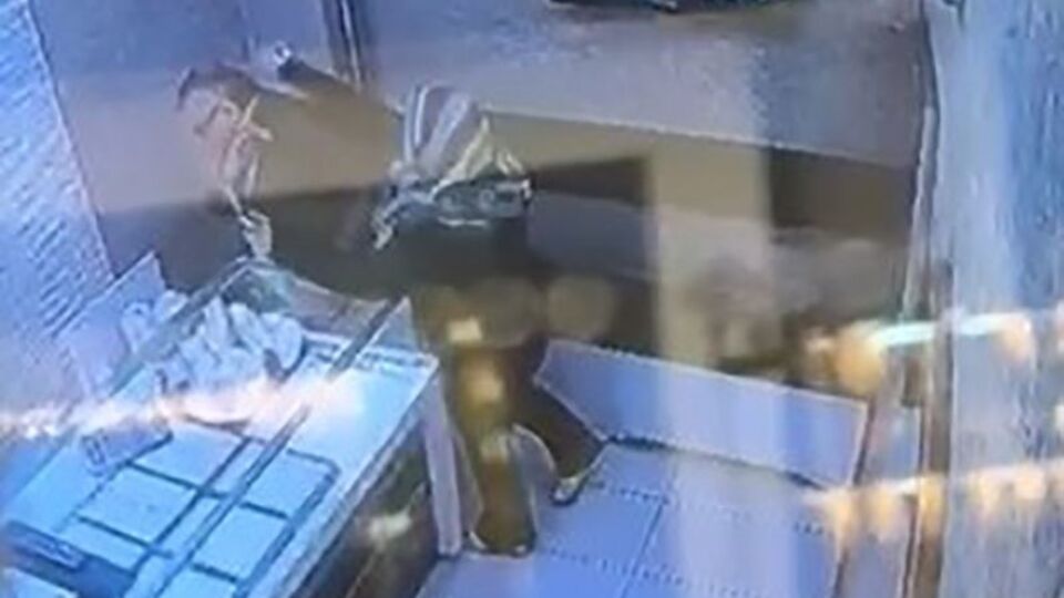 Yaşlı kadının taşla kuyumcuyu soyma girişimi!