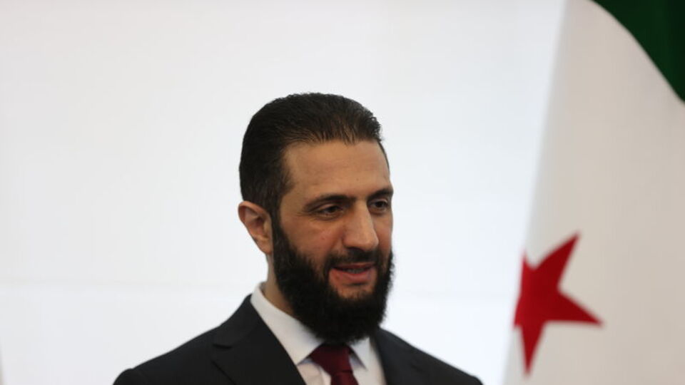 Şara geçici anayasa bildirgesini imzaladı