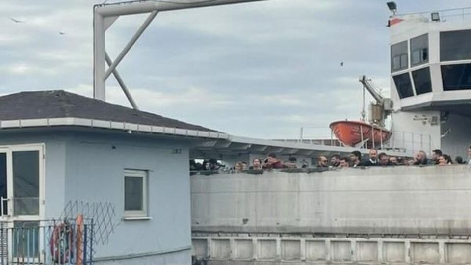 Korku dolu anlar! Dümeni kilitlenen feribot, iskeleye çarptı