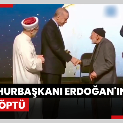 Cumhurbaşkanı Erdoğan'ın elini öptü