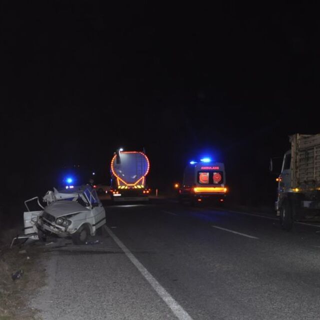 Otomobil park halindeki kamyona çarptı: 1 ölü, 3 yaralı