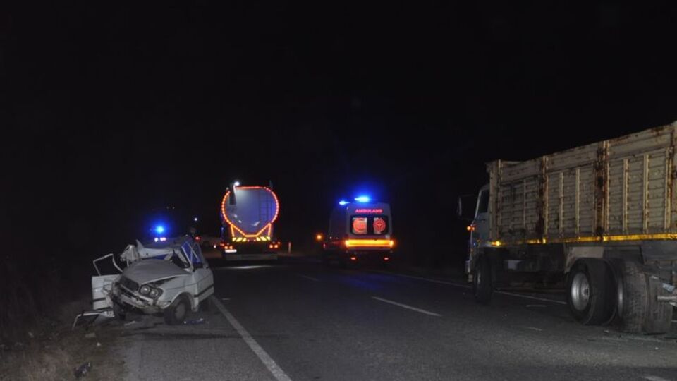 Otomobil park halindeki kamyona çarptı: 1 ölü, 3 yaralı