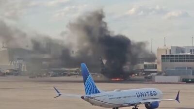 ABD'de yolcu uçağı havalimanındayken alev aldı