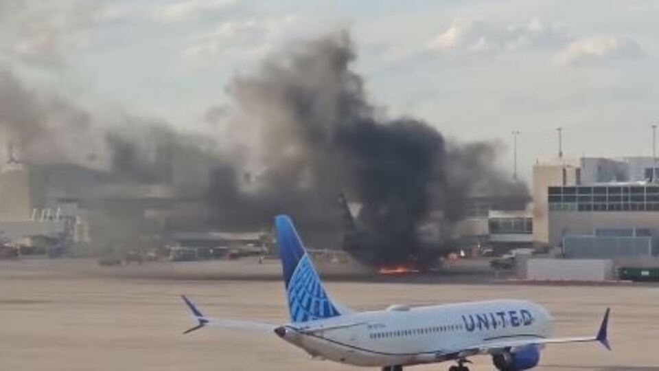 ABD'de yolcu uçağı havalimanındayken alev aldı