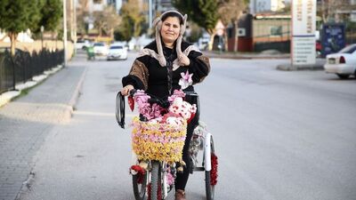 Süslü ve müzikli bisikleti ulaşım aracı oldu