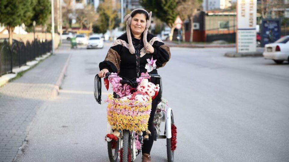 Süslü ve müzikli bisikleti ulaşım aracı oldu