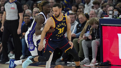 Stephen Curry NBA'de tarihe geçti!