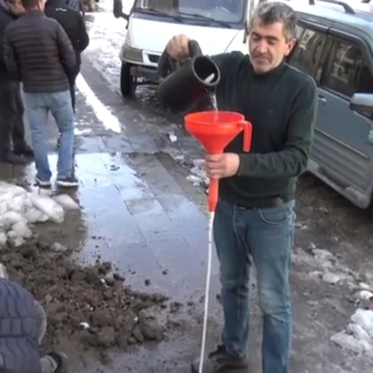 Kars'ta içme suyu şebekesi dondu