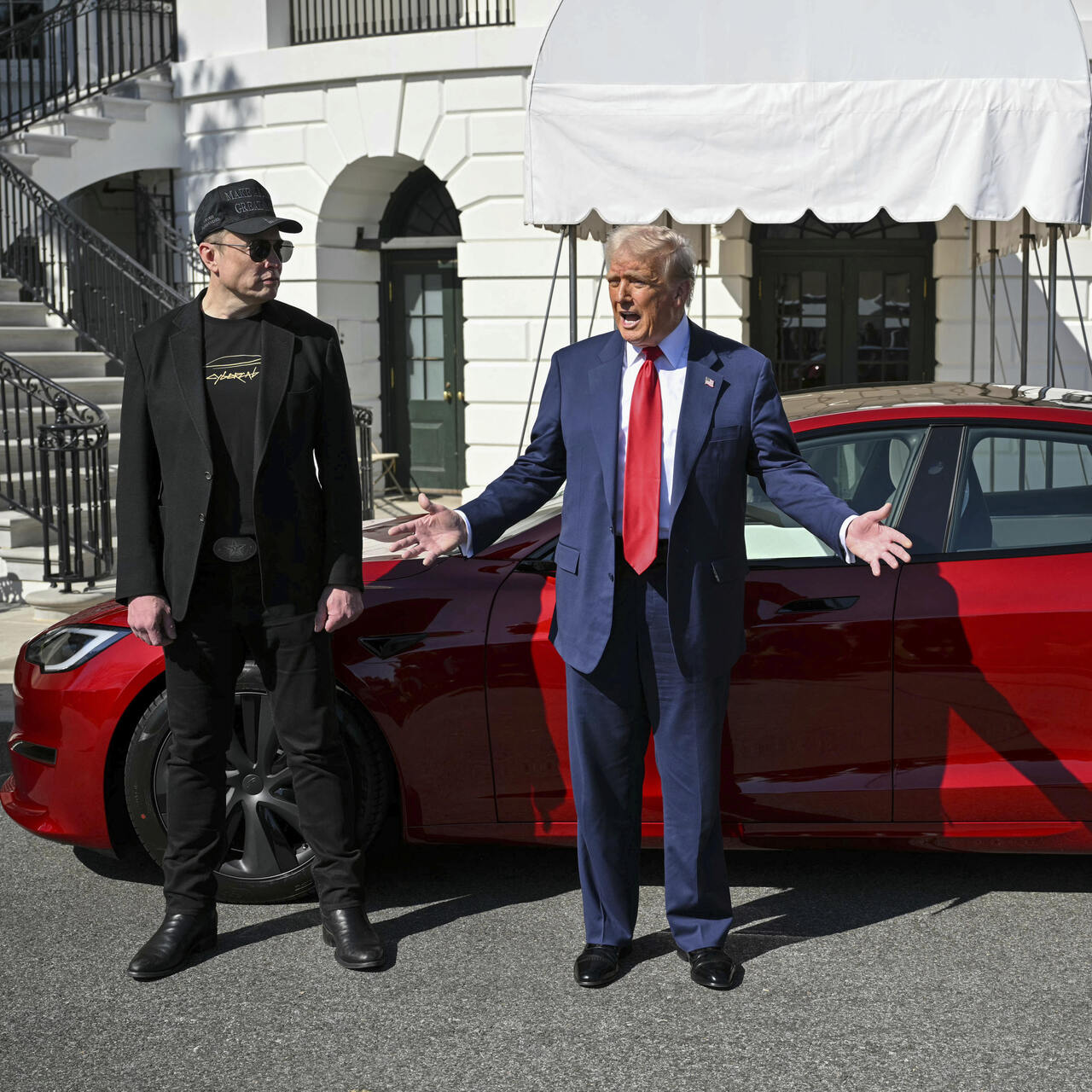 Trump'ın Tesla ile pozuna soruşturma talebi