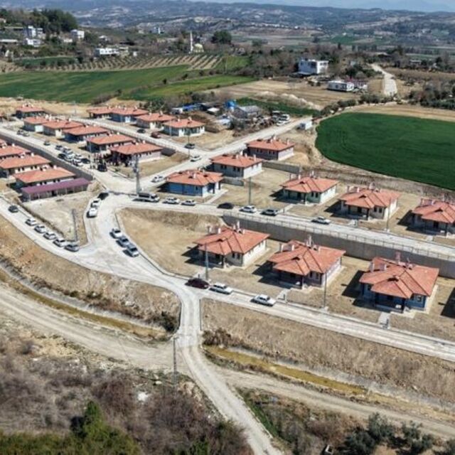 Osmaniye'de köy evleri teslim edildi