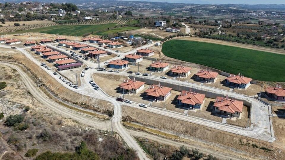 Osmaniye'de köy evleri teslim edildi