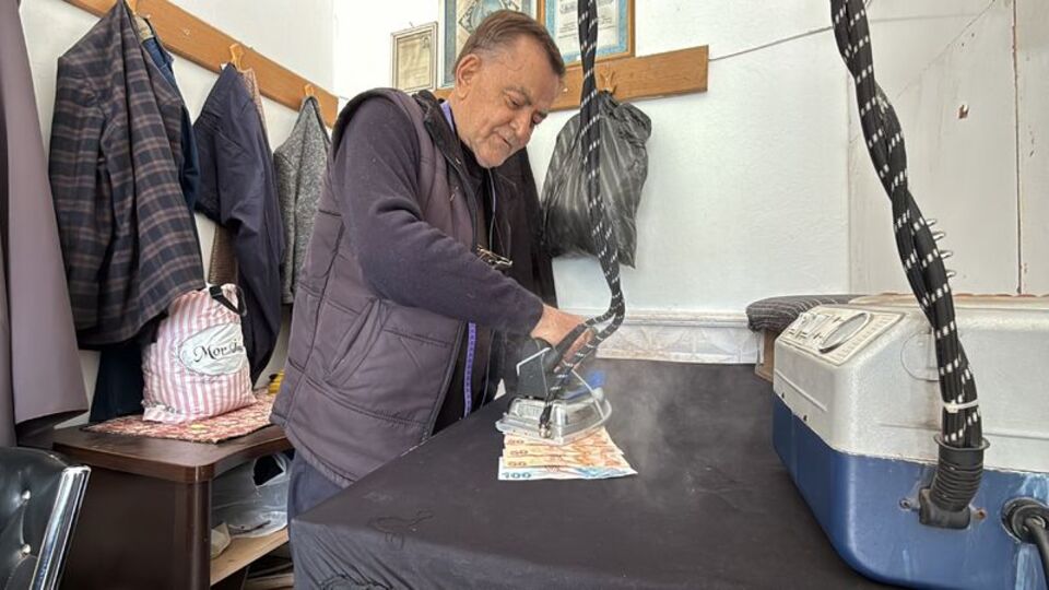 47 yıldır aldığı ve verdiği tüm paraları ütülüyor