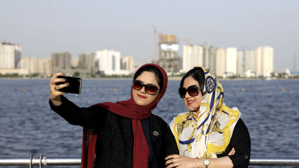 İran'da zorunlu başörtüsü yasası tartışmaları