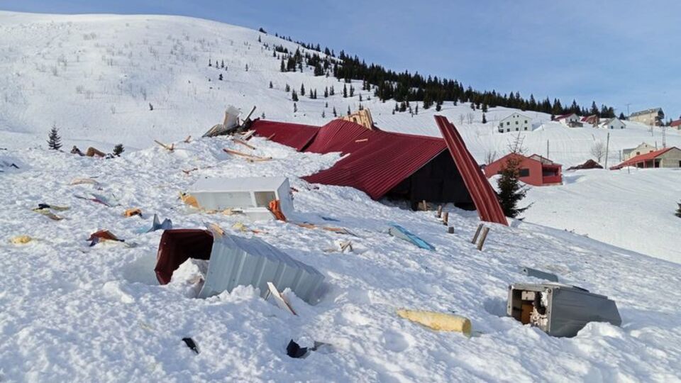 Giresun'da çığ evleri yuttu
