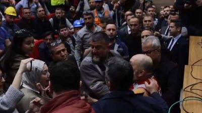 Muğla Belediye Başkanı'na baret fırlattılar