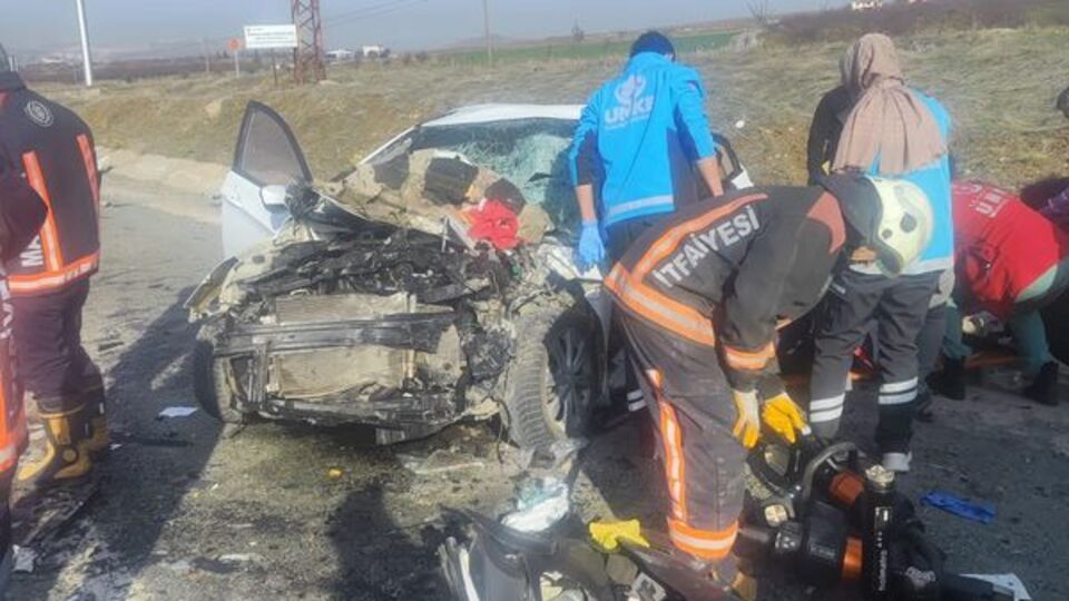 Otomobil TIR'a çarptı: 3 ölü