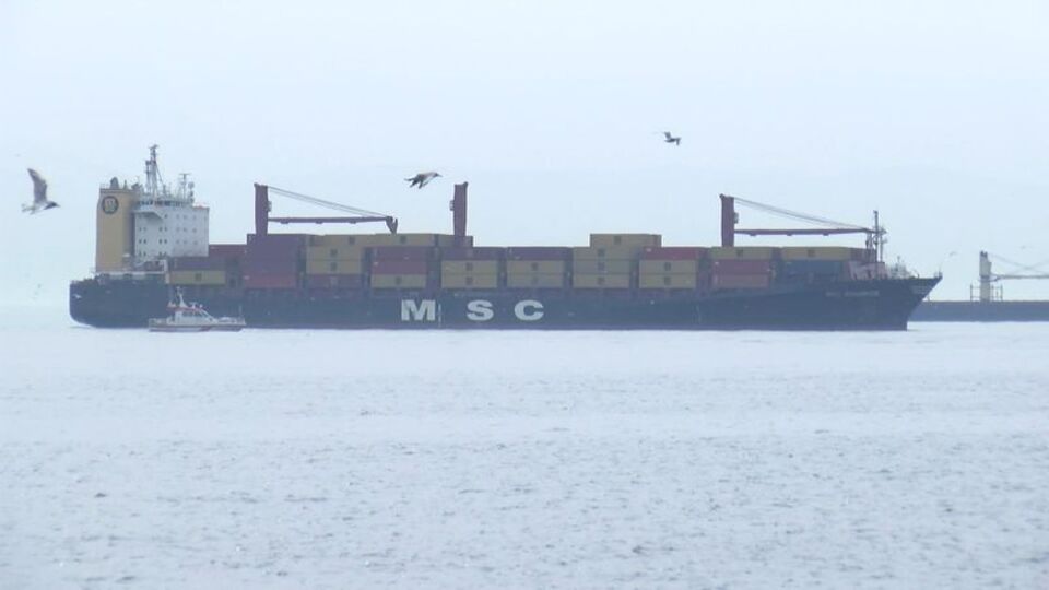 Konteyner gemisi karaya oturdu