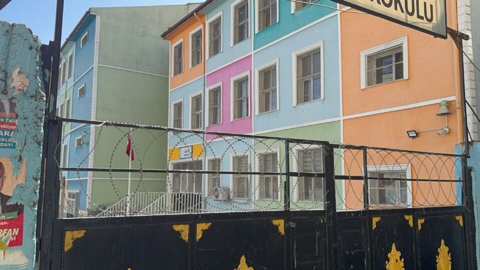 Kadın öğretmeni yumruklayıp sırtından bıçakladı!