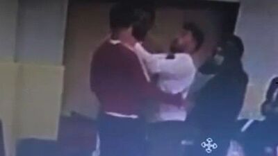 Taekwondo maçında hakem antrenöre kafa attı!