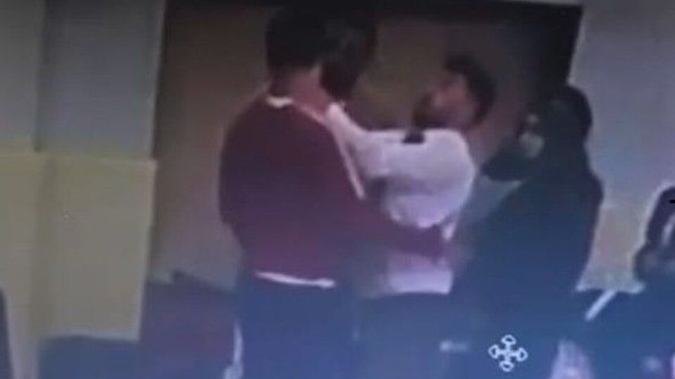 Taekwondo maçında hakem antrenöre kafa attı!