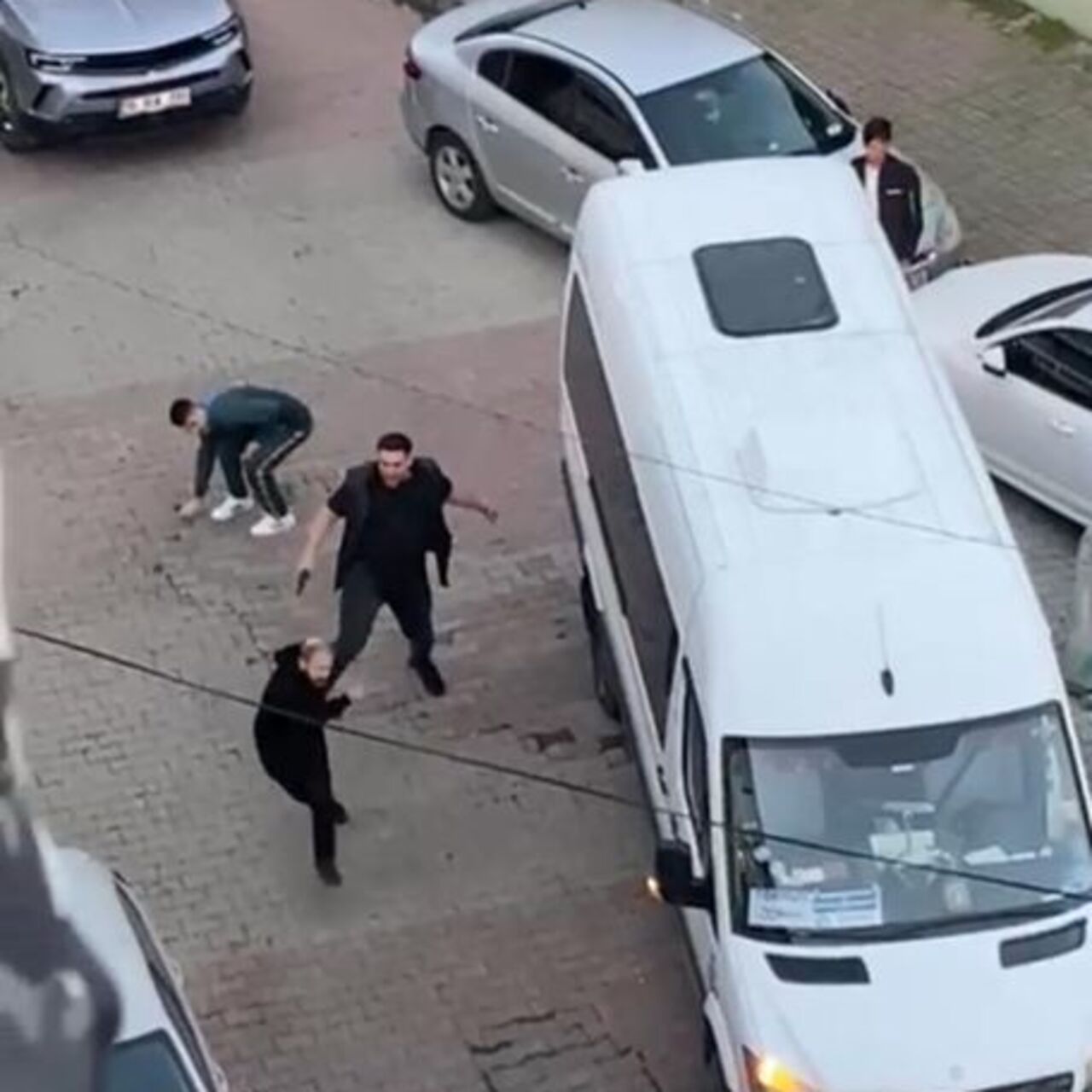 Servis şoförünü kuzenine vurdurdu!