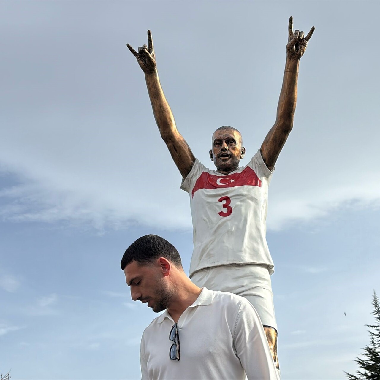 Merih Demiral 'Bozkurt' heykelinin yanında!