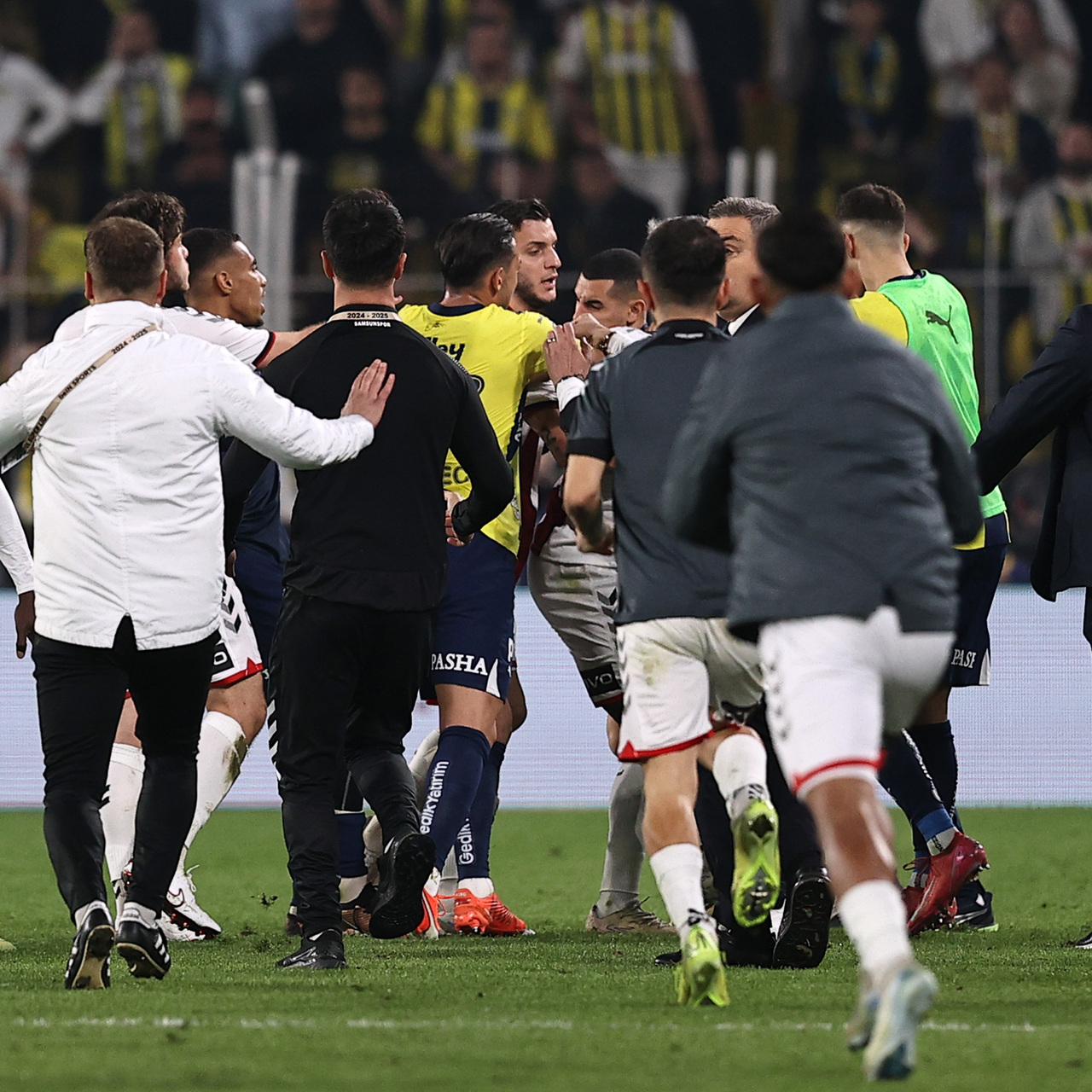 Kadıköy'de maç sonu tartışma!