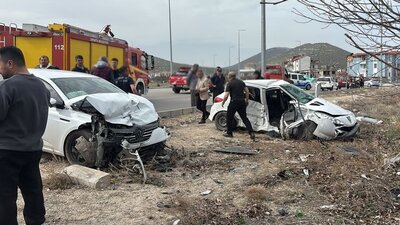 Isparta'da iki otomobil çarpıştı: 2 ölü, 3 yaralı