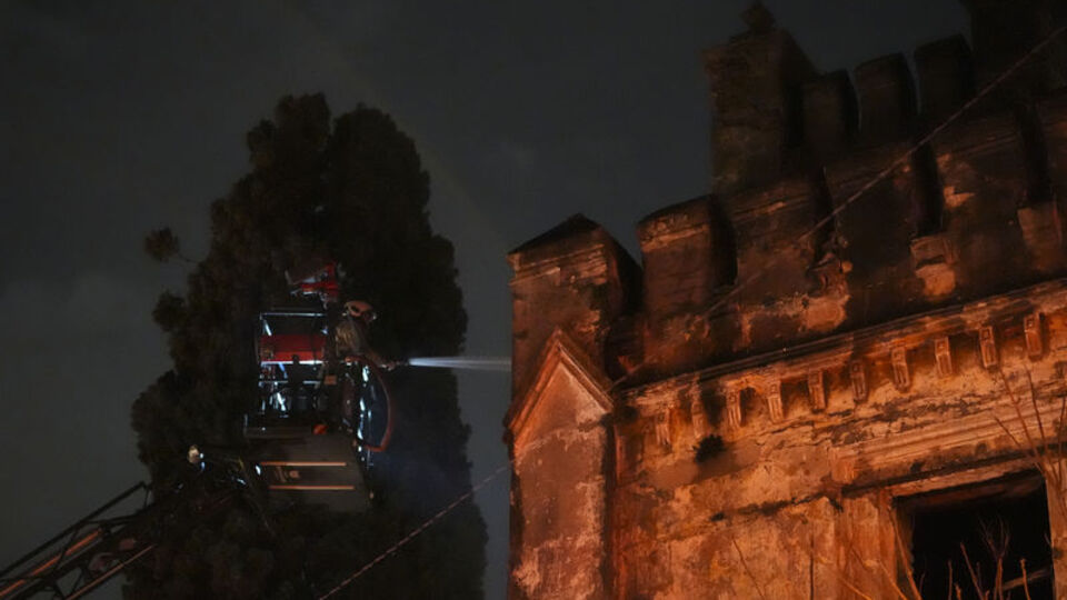 Sarıyer'de ahşap bina alevlere teslim oldu