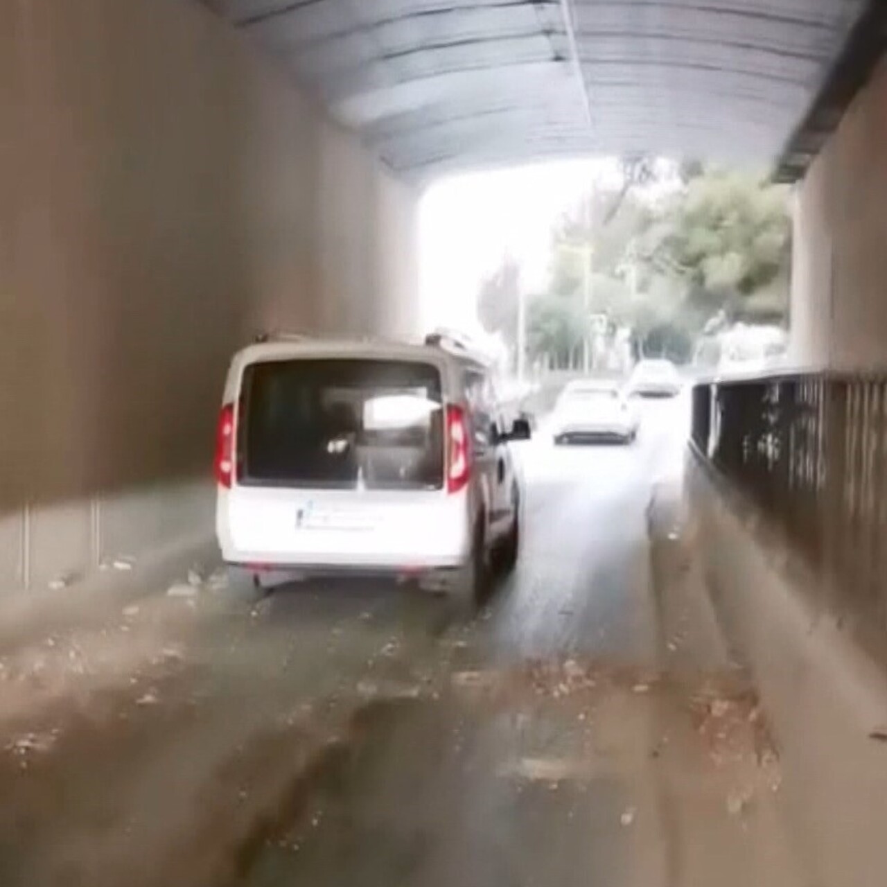 Beton parçaları üzerlerine düştü!