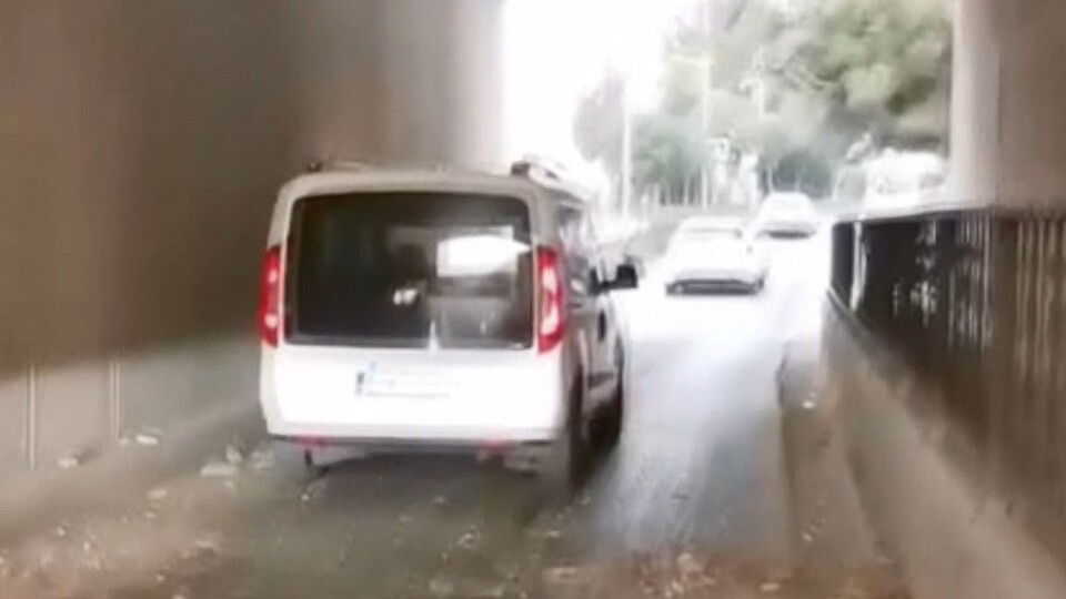 Beton parçaları üzerlerine düştü!