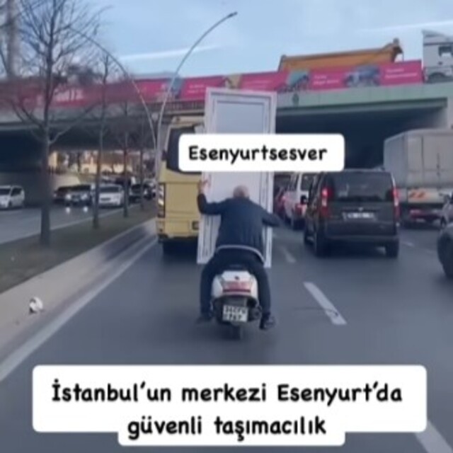 Motosiklette kapı taşıdılar!