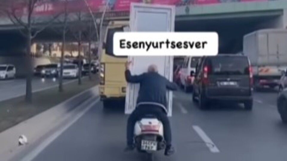 Motosiklette kapı taşıdılar!