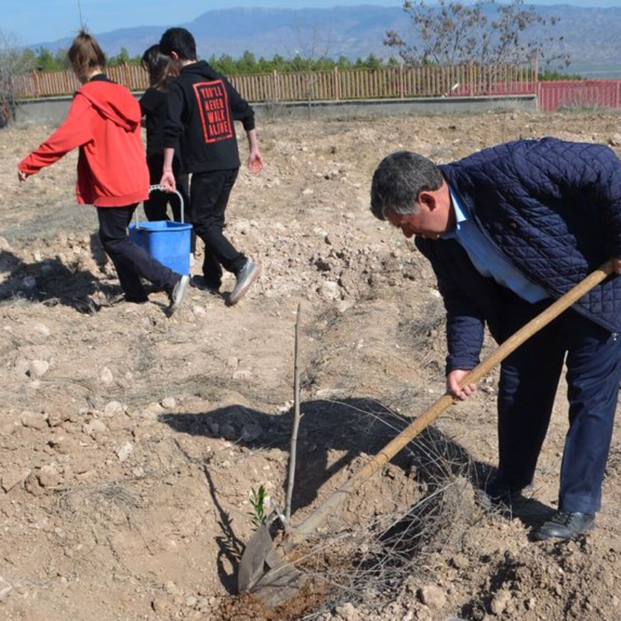 Atıl okul bahçeleri meyve bahçesine dönüşüyor