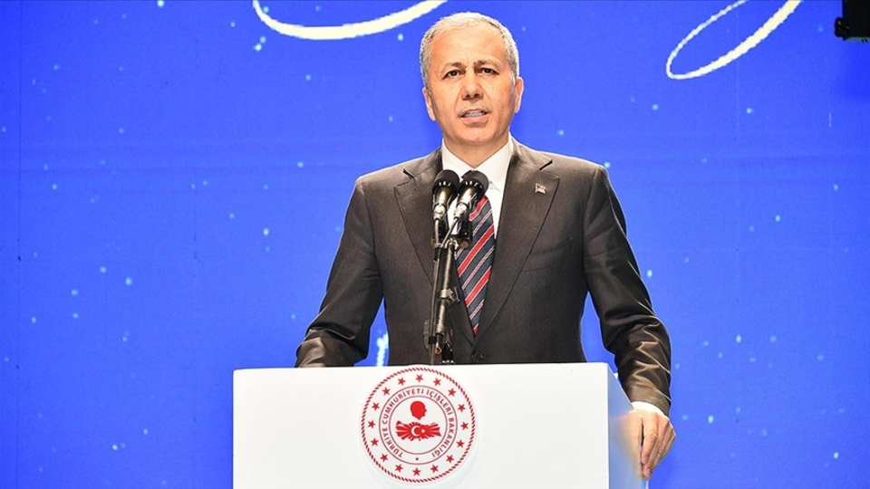 Bakan Yerlikaya duyurdu! Yurt dışına kaçmaya çalışırken yakalandılar