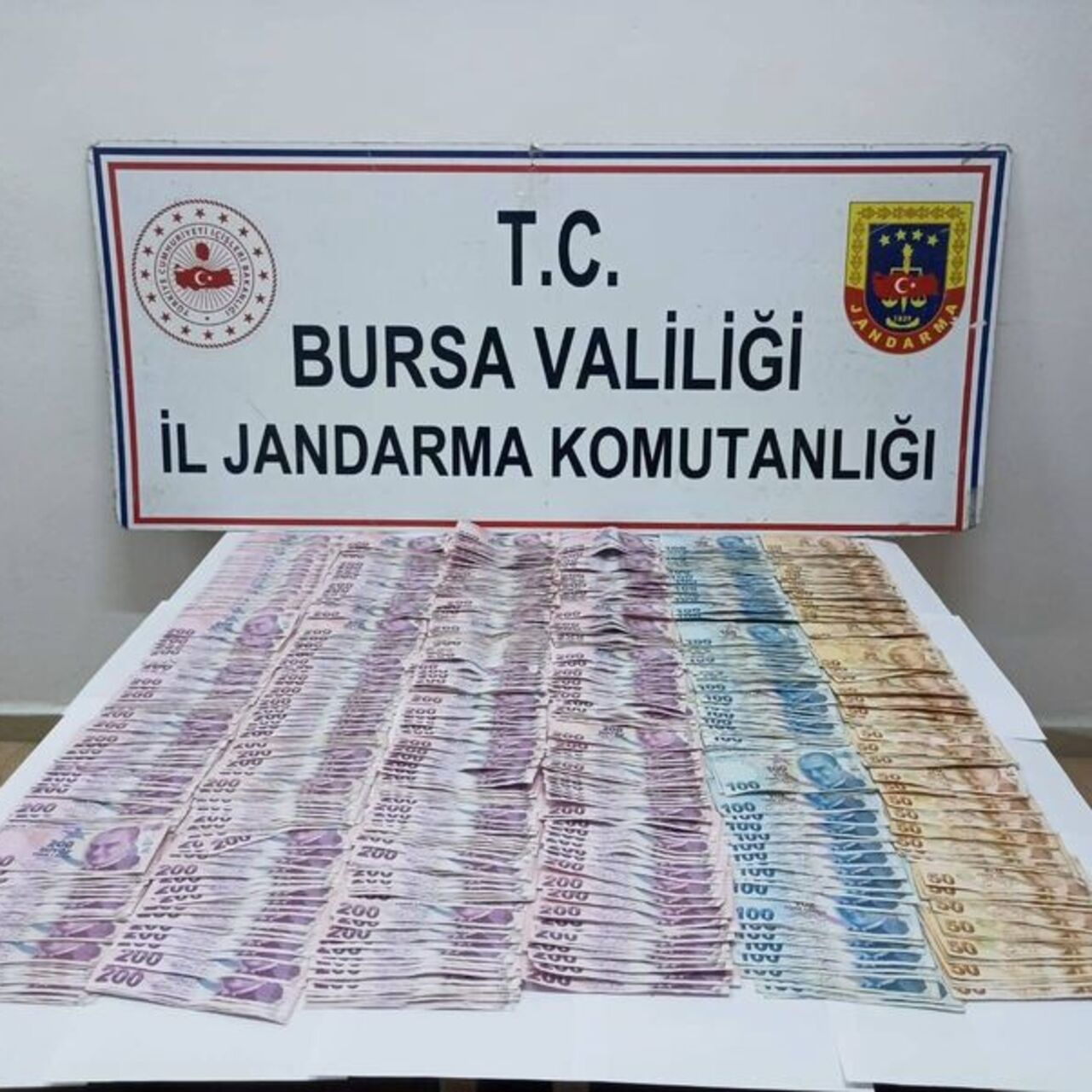 Adlarının cinayete karıştığını söyleyip 115 bin TL dolandırdılar