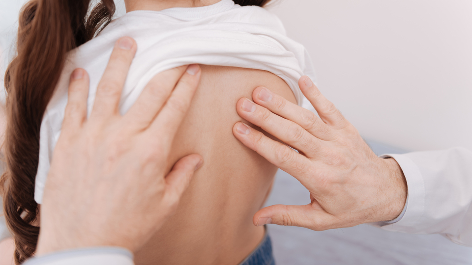 Kız çocuklarına skolyoz taraması önerisi