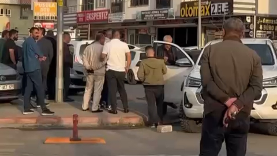 İki esnafın kavgasını ayırmak isterken başından vuruldu!