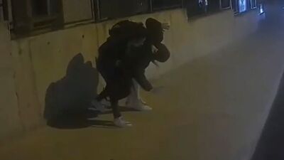 Erkek arkadaşını sokakta evire çevire dövdü!