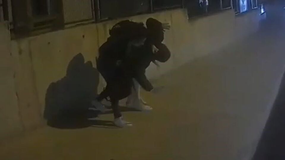 Erkek arkadaşını sokakta evire çevire dövdü!